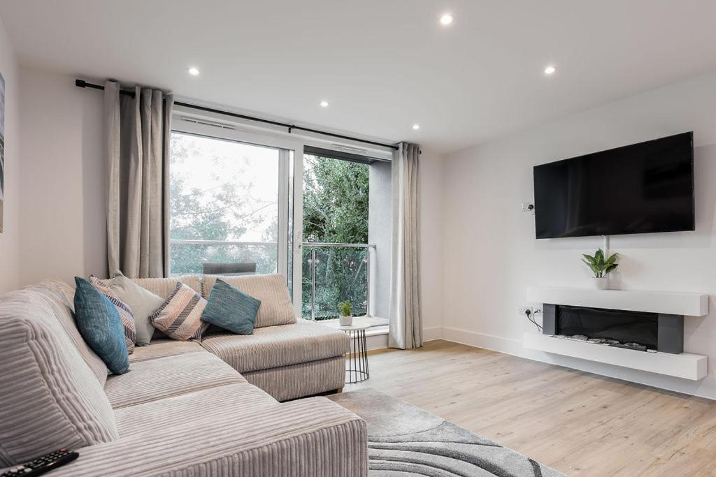 Stylish Town Centre Apartment, W Parking, Nr Beach ボーンマス エクステリア 写真
