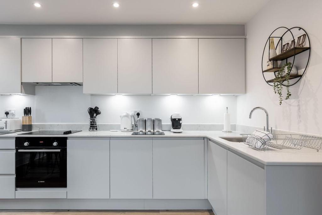 Stylish Town Centre Apartment, W Parking, Nr Beach ボーンマス エクステリア 写真