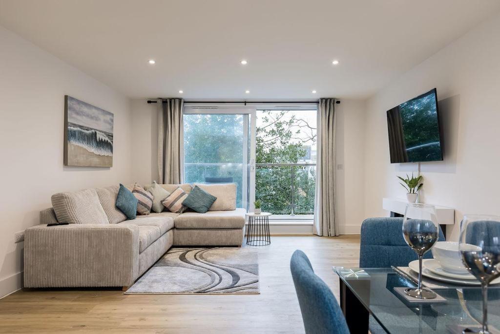 Stylish Town Centre Apartment, W Parking, Nr Beach ボーンマス エクステリア 写真