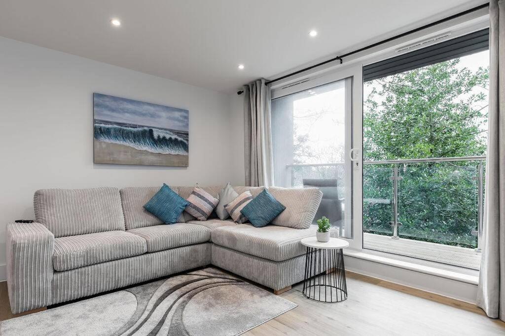 Stylish Town Centre Apartment, W Parking, Nr Beach ボーンマス エクステリア 写真