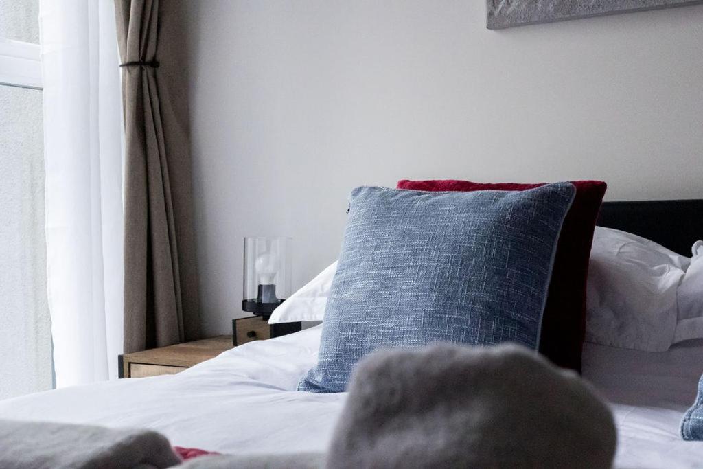 Stylish Town Centre Apartment, W Parking, Nr Beach ボーンマス エクステリア 写真