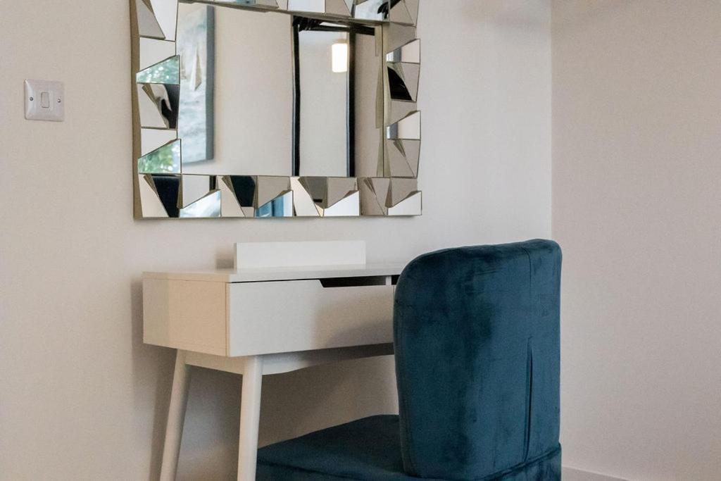 Stylish Town Centre Apartment, W Parking, Nr Beach ボーンマス エクステリア 写真