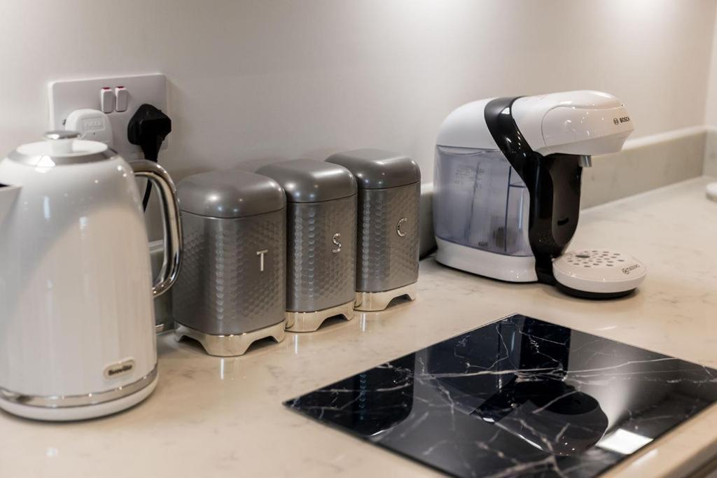 Stylish Town Centre Apartment, W Parking, Nr Beach ボーンマス エクステリア 写真