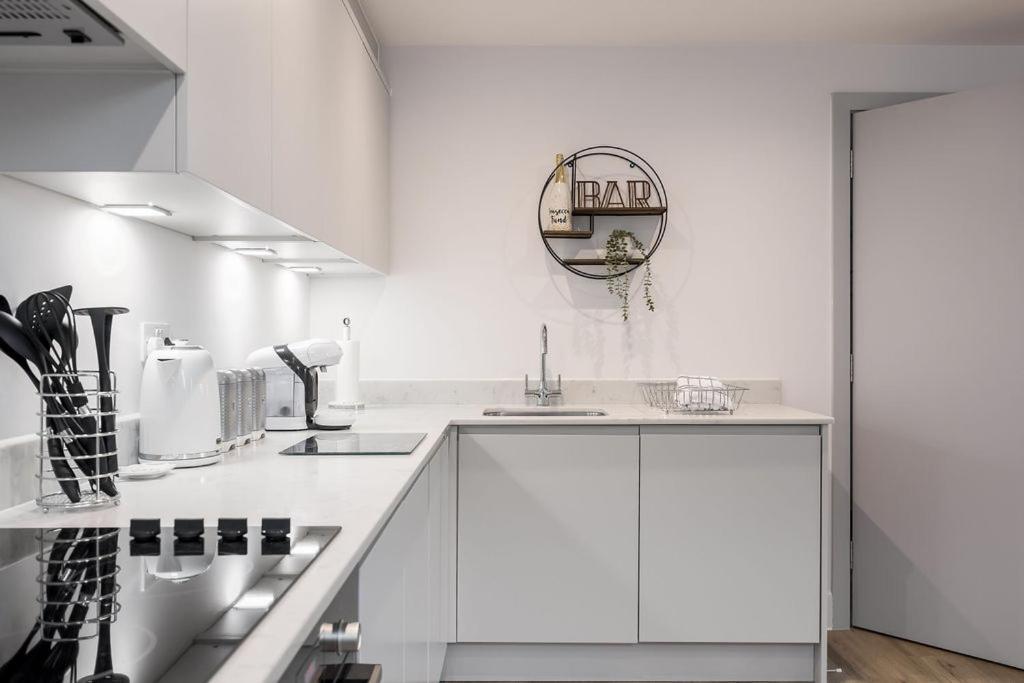 Stylish Town Centre Apartment, W Parking, Nr Beach ボーンマス エクステリア 写真